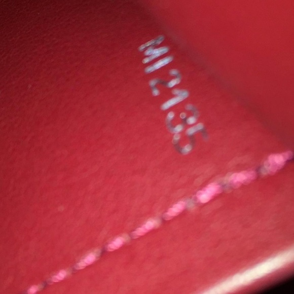 new LOUIS VUITTON MM Capucines Leather Tote - Picture 9 of 15